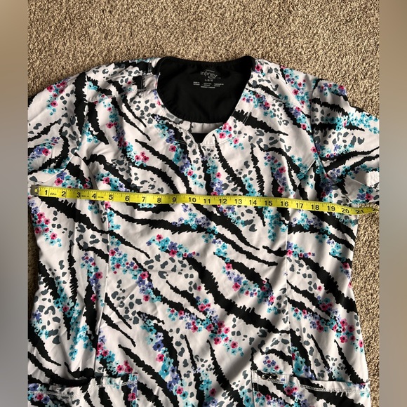 Woman’s size Large Cherokee Infinity scrub top zebra print - Picture 2 of 8